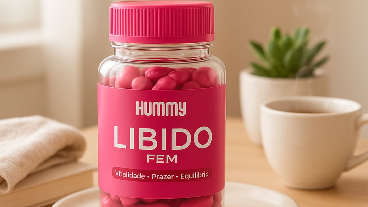 Frascos de Hummy Libido Fem e Hummy Tadala lado a lado sobre a cama, com lençol branco desarrumado