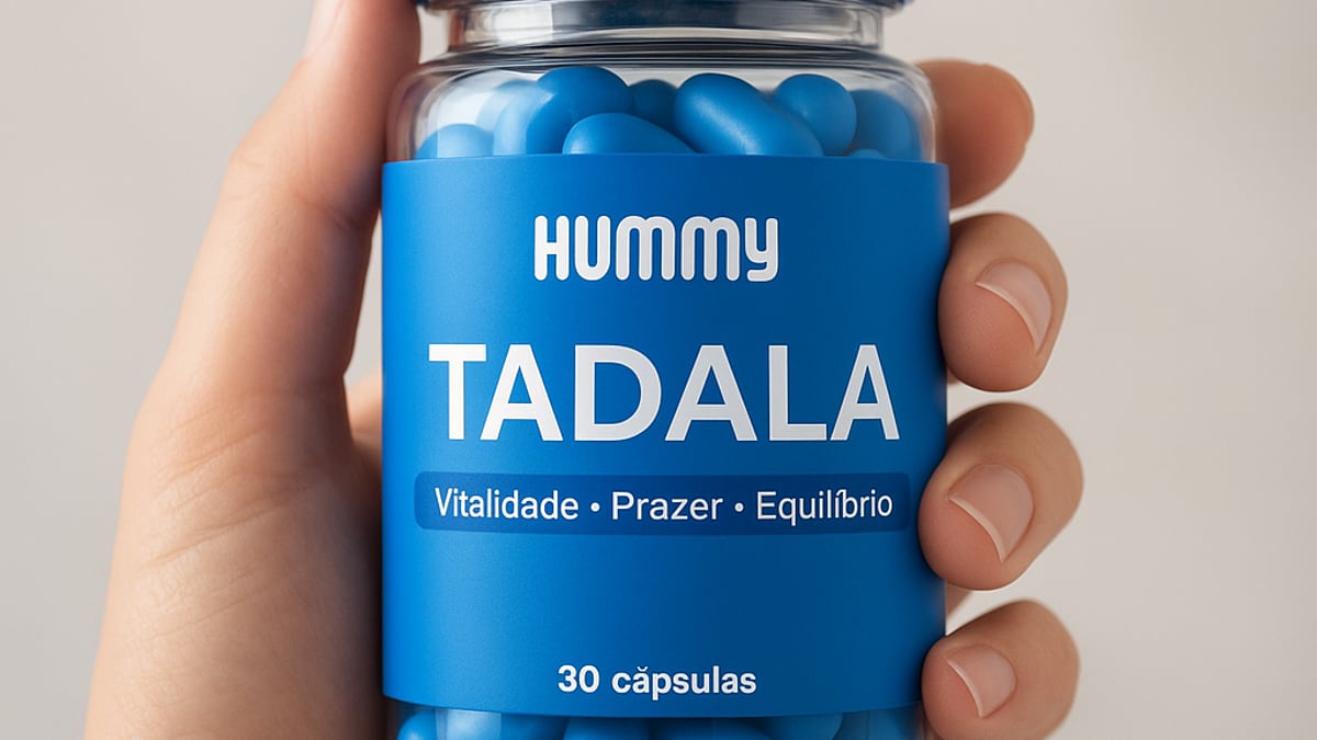 Frasco de Hummy Tadala sobre uma cômoda de madeira escura, ao lado de um relógio de pulso e chaves