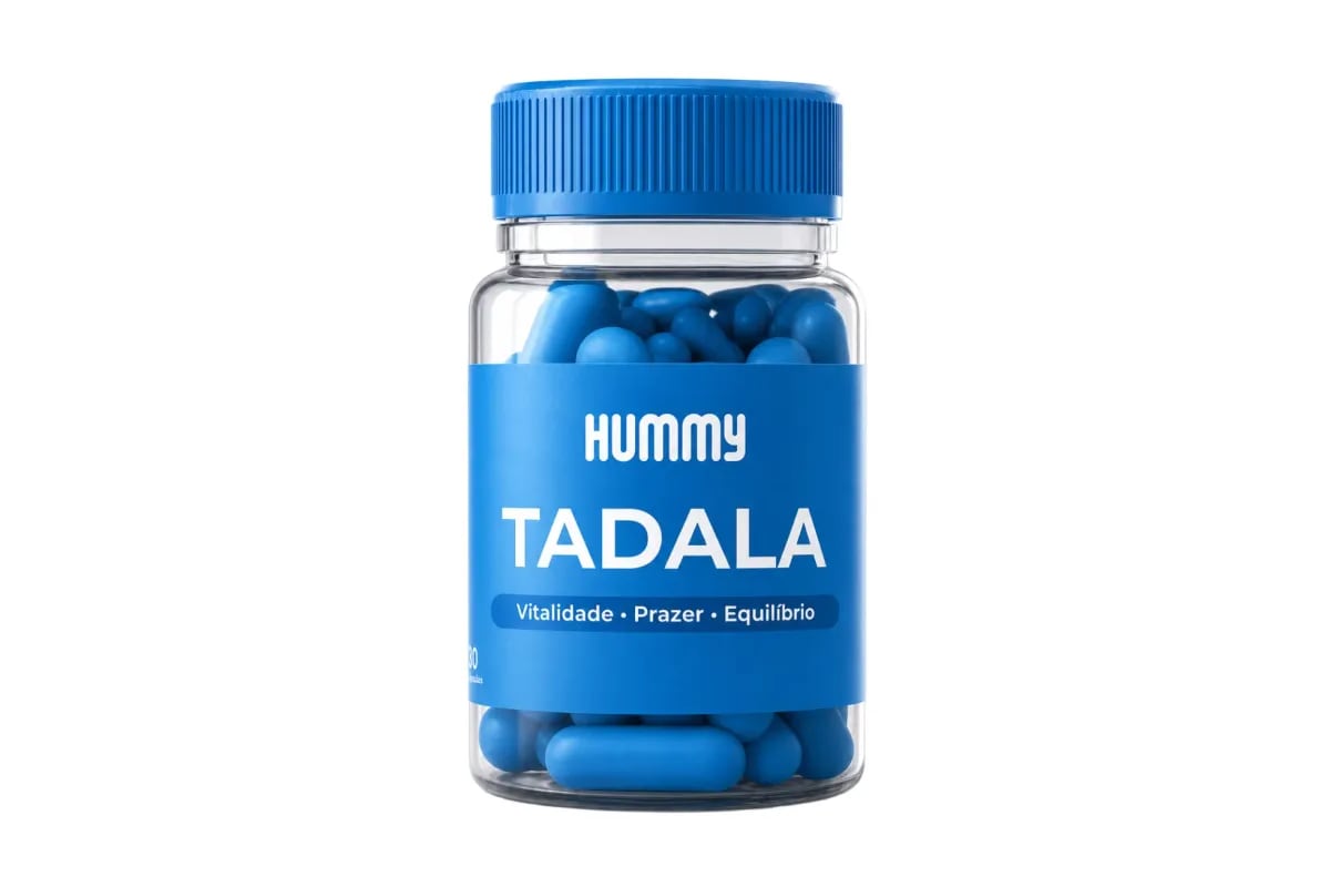 Frasco de Hummy Tadala sobre a bancada do banheiro, ao lado de um relógio e uma escova de dente