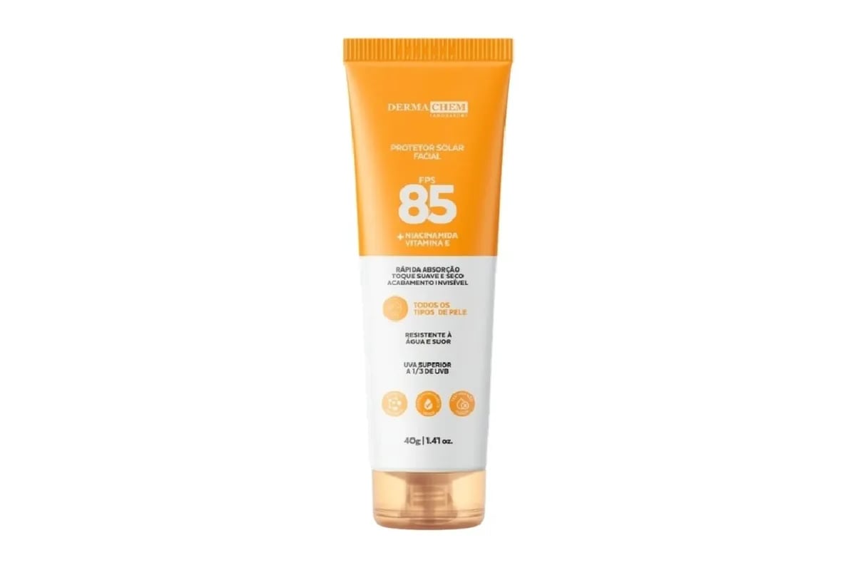 Tubo do Protetor Solar Facial FPS 85 40g da Hummy dentro de uma bolsa aberta, junto com chaves e um batom