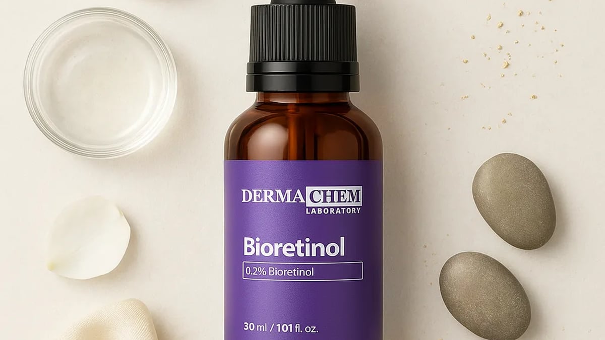 Frasco do Sérum Bioretinol Hummy sobre mesa de cabeceira com abajur aceso ao fundo