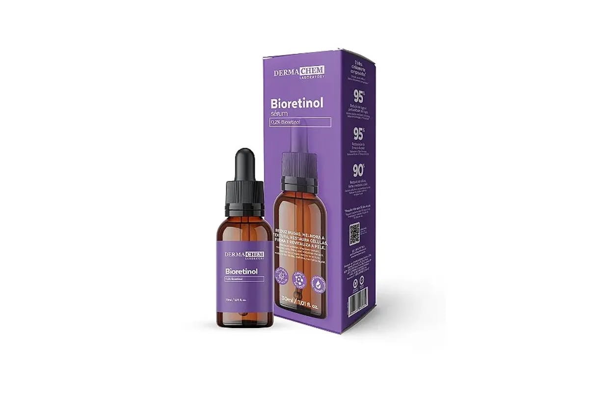 Mão segurando o conta-gotas do Sérum Bioretinol Hummy com uma gota caindo sobre o dorso da outra mão