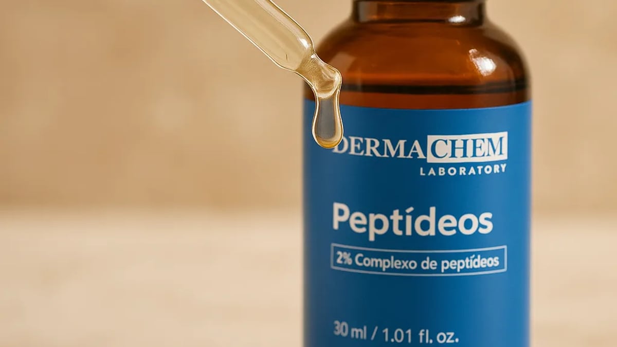 Frasco do Serum Facial Peptídeos Hummy em cima de uma bancada de mármore, com luz de janela pela manhã