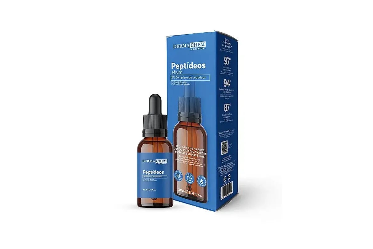 Mulher aplicando gotas do Serum Facial Peptídeos Hummy no pescoço em frente ao espelho, com o frasco na outra mão